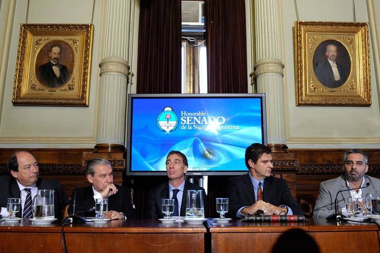 Ernesto Sanz, Marcelo Guinle y Diego Santilli, junto a Marcelo Álvarez y Gustavo Gil durante la presentación del informe sobre energías renovables.